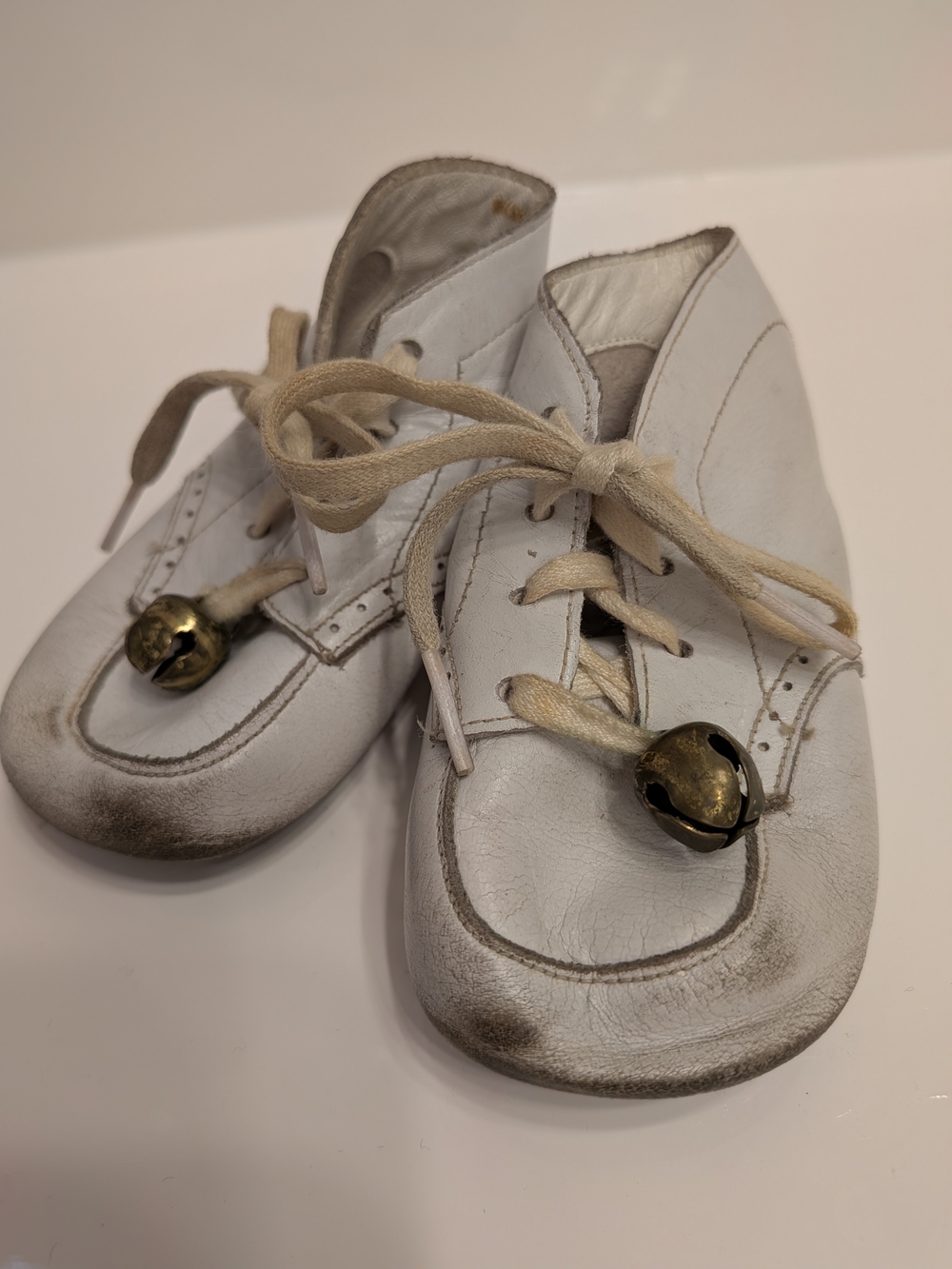Vintage White Leather Baby Shoes Lace-Up with Bells Soft Sole 0–3 Months
